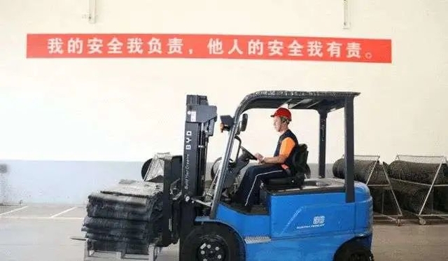 叉車側翻事故：無知者無畏，*終付出慘痛代價